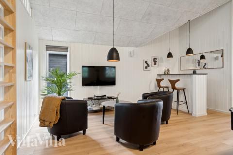 Lyxstuga 818 för 16 personer har ett stort aktivitetsrum med bl.a. biljard och dart