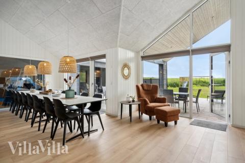 Det stora ljusa vardagsrummet i lyxstuga nr 818 för 16.