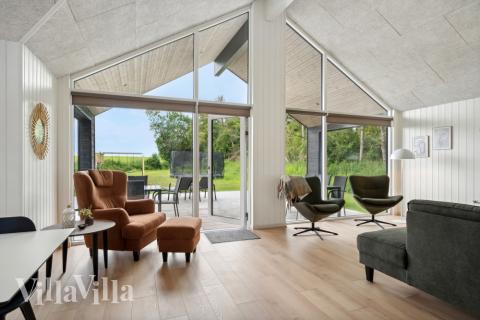 I soffhörnan i lyxstuga 818 i Østjylland kan ni spela brädspel eller titta på film tillsammans.