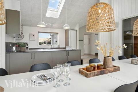 Vardagsrummet i lyxstuga nr. 818 har plats för 16 personer.