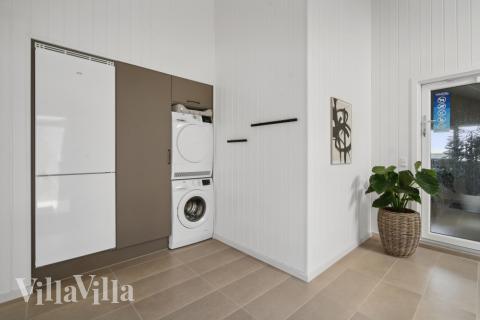 Den rymliga entrén i lyxstuga nr 818 i Østjylland