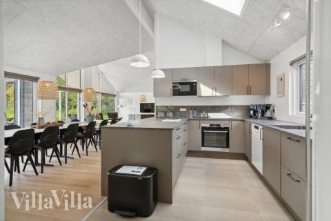 Köket i lyxstuga nr 818 är utrustat så att ni kan laga mat till 16 personer.