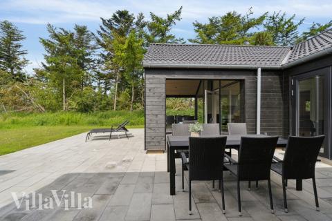 Njut av en grillkväll på terrassen i lyxstuga nr 818 i Østjylland