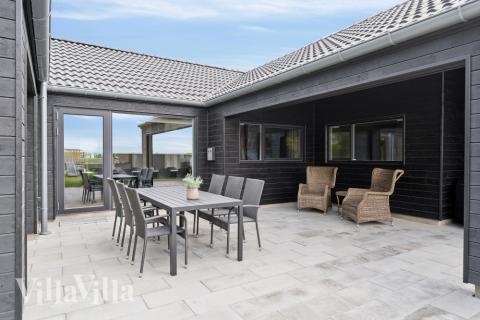 Lyxstuga nr 818 har en härlig terrass med sköna trädgårdsmöbler för 16 personer.