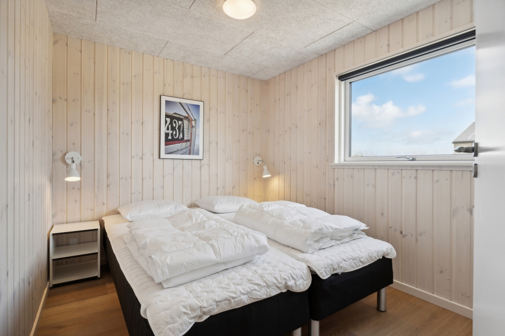 Ett av de 12 utmärkta sovrummen i lyxstuga nr 822 i Østjylland.