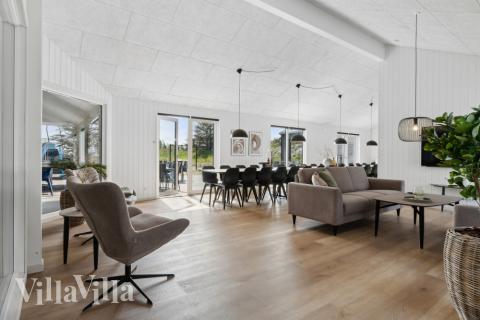 I soffhörnan i lyxstuga 822 i Østjylland kan ni spela brädspel eller titta på film tillsammans.