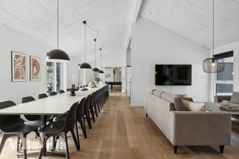 Ni kan sitta 30 personer tillsammans i vardagsrummet när ni besöker lyxhus nr 822 i Østjylland.