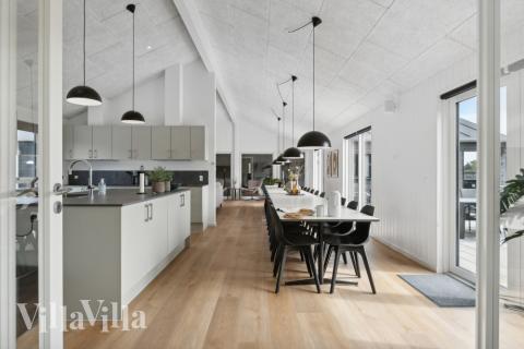 Vardagsrummet i lyxstuga nr. 822 har plats för 30 personer.