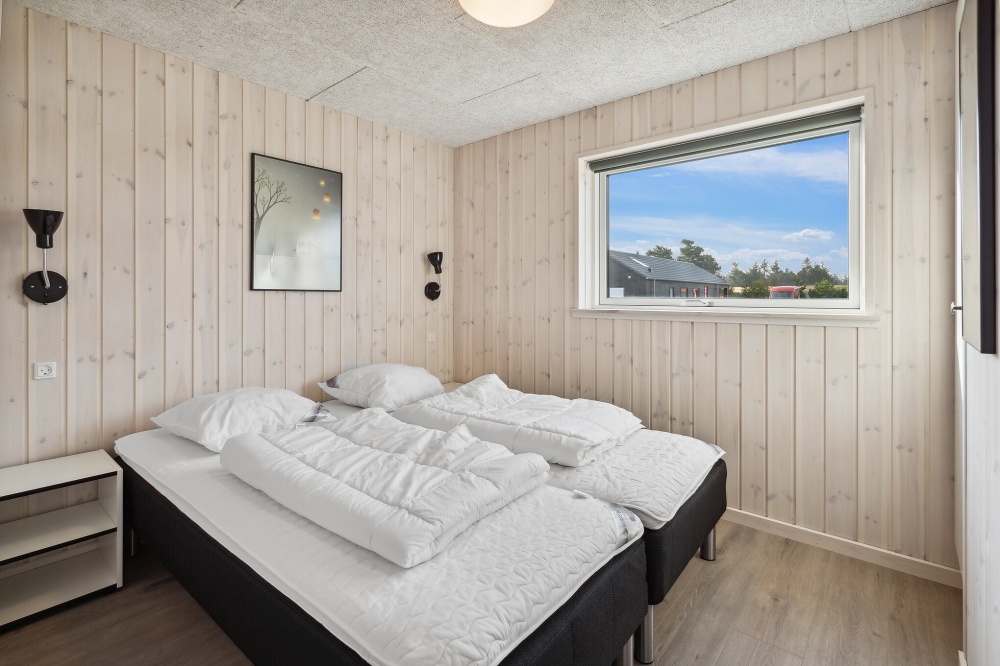 Ett av de 8 utmärkta sovrummen i lyxstuga nr 824 i Østjylland.