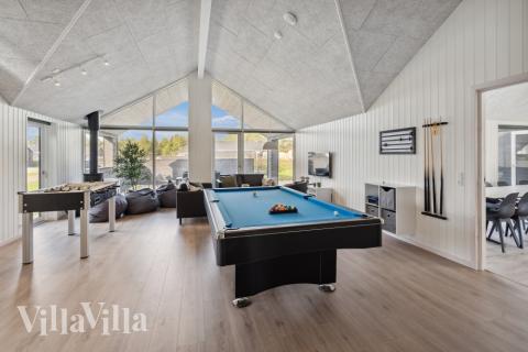 Lyxstuga 824 för 20 personer har ett stort aktivitetsrum med bl.a. biljard och dart