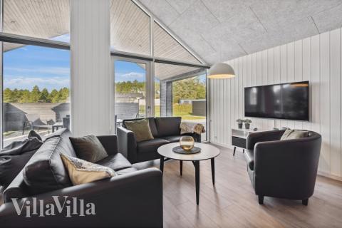 Tävla i sommarhusets aktivitetsrum när ni besöker lyxhus nr 824 i Østjylland.