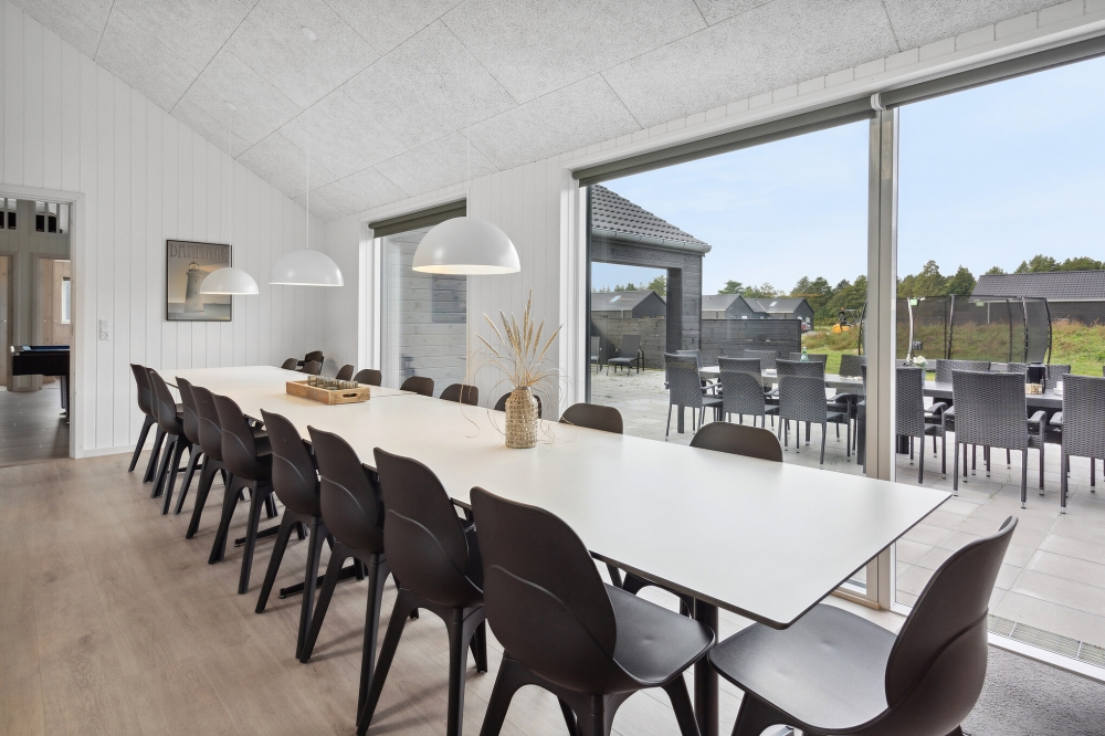 Det stora ljusa vardagsrummet i lyxstuga nr 824 för 20.