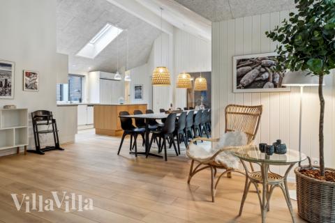 Det stora ljusa vardagsrummet i lyxstuga nr 826 för 18.