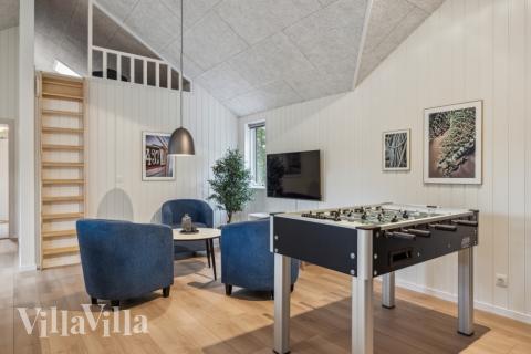 Lyxstuga 826 för 18 personer har ett stort aktivitetsrum med bl.a. biljard och dart