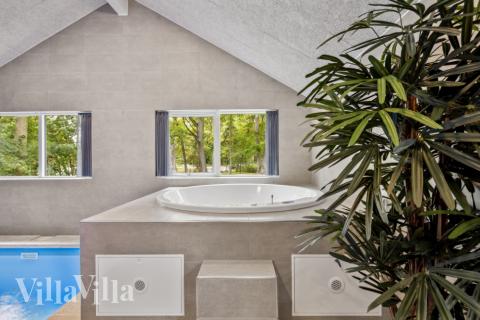 Njut av spabadets värme i lyxstuga nr 826 i Østjylland