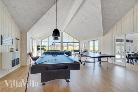 Tävla i sommarhusets aktivitetsrum när ni besöker lyxhus nr 830 i Østjylland.