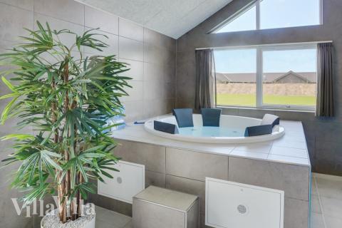 Njut av spabadets värme i lyxstuga nr 830 i Østjylland