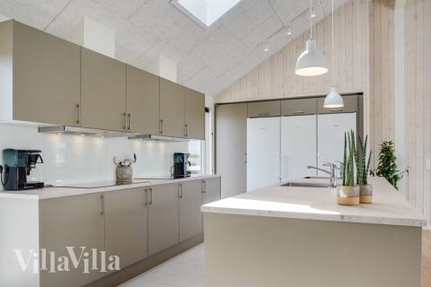 Köket i lyxstuga nr 830 är utrustat så att ni kan laga mat till 26 personer.