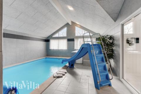 Sommarstuga 832 är inredd med en smakfull poolavdelning som har vattenrutschbana, ett stort inbyggt spapad och bastu