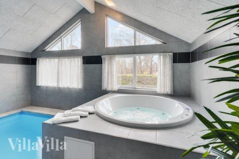 Njut av spabadets värme i lyxstuga nr 832 i Østjylland