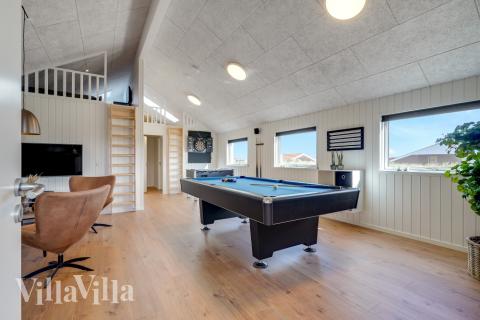 Förutom de många timmar som du kan tillbringa i stugans poolavdelning erbjuder lyxstuga 832 även biljard, bordtennis och dart