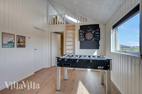 Tävla i sommarhusets aktivitetsrum när ni besöker lyxhus nr 832 i Østjylland.