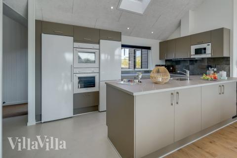 Köket i lyxstuga nr 832 är utrustat så att ni kan laga mat till 18 personer.