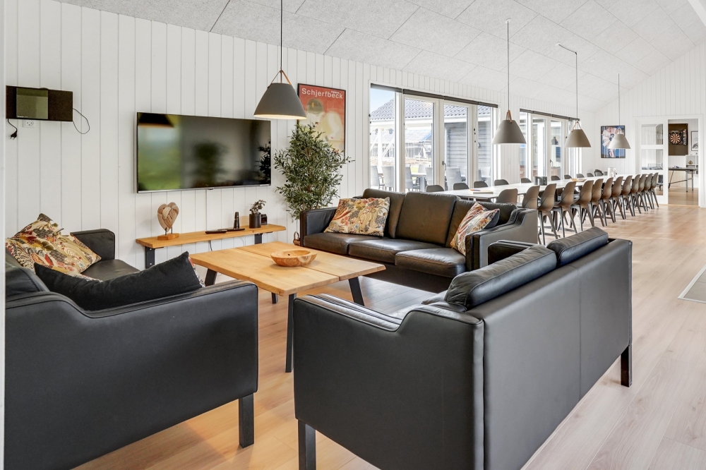 I soffhörnan i lyxstuga 815 i Østjylland kan ni spela brädspel eller titta på film tillsammans.