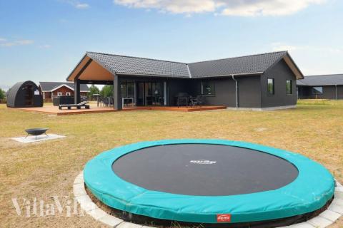 Den tjusiga sommarstugan nr 649 med gott om plats för upp till 14 personer