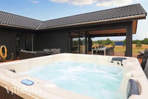 Njut av spabadets värme i lyxstuga nr 649 i Lolland/Falster/Møn