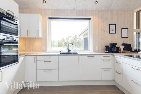 Köket i lyxstuga nr 649 är utrustat så att ni kan laga mat till 14 personer.