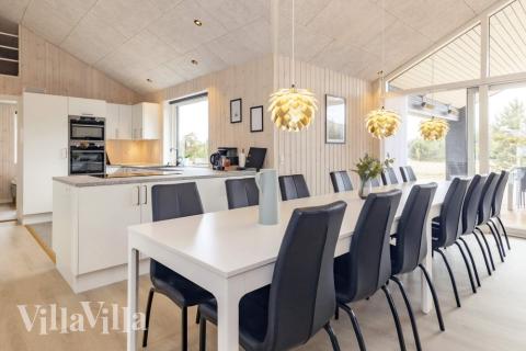 Det stora ljusa vardagsrummet i lyxstuga nr 649 för 14.