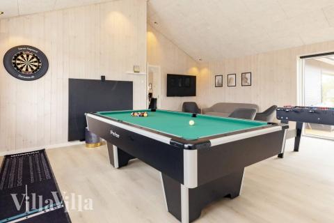 Lyxstuga 649 för 14 personer har ett stort aktivitetsrum med bl.a. biljard och dart