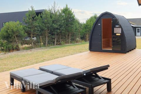 På terrassen i sommarhus nr 649 finns det plats för upp till 14 gäster.