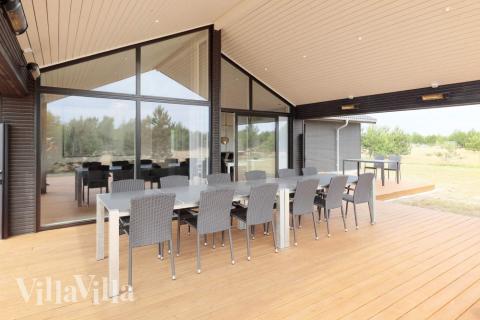 Lyxstuga nr 649 har en härlig terrass med sköna trädgårdsmöbler för 14 personer.