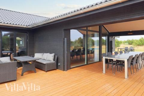 Njut av en grillkväll på terrassen i lyxstuga nr 649 i Lolland/Falster/Møn