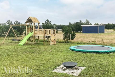 Till den trevliga sommarstugan nr 649 i Lolland/Falster/Møn erbjuds en mängd utomhusaktiviteter, t.ex. lektorn och gungor