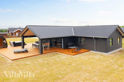 Den praktfulla poolstugan nr 649 med plats för 14 personer ligger i Lolland/Falster/Møn