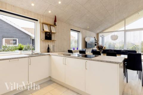 Köket i lyxstuga nr 650 är utrustat så att ni kan laga mat till 10 personer.