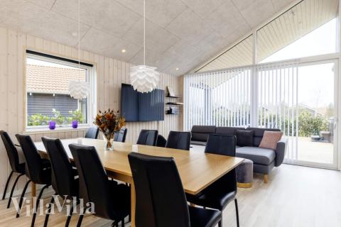 Det stora ljusa vardagsrummet i lyxstuga nr 650 för 10.