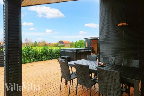 Lyxstuga nr 650 har en härlig terrass med sköna trädgårdsmöbler för 10 personer.