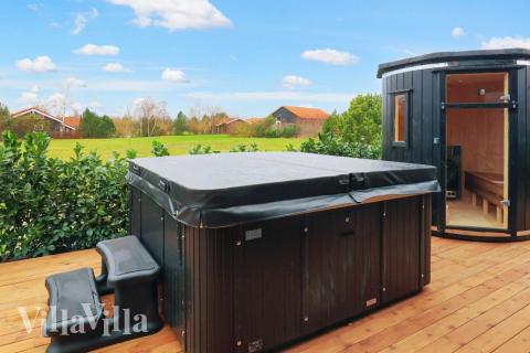 Njut av spabadets värme i lyxstuga nr 650 i Lolland/Falster/Møn