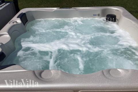 Lyxstuga nr 650 erbjuder bland annat ett härligt spabad