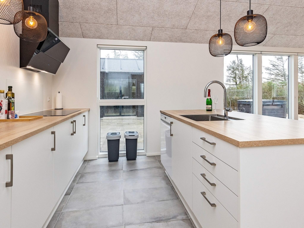 Köket i lyxstuga nr 651 är utrustat så att ni kan laga mat till 10 personer.