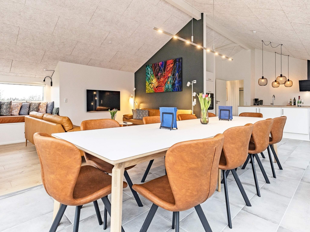 Det stora ljusa vardagsrummet i lyxstuga nr 651 för 10.