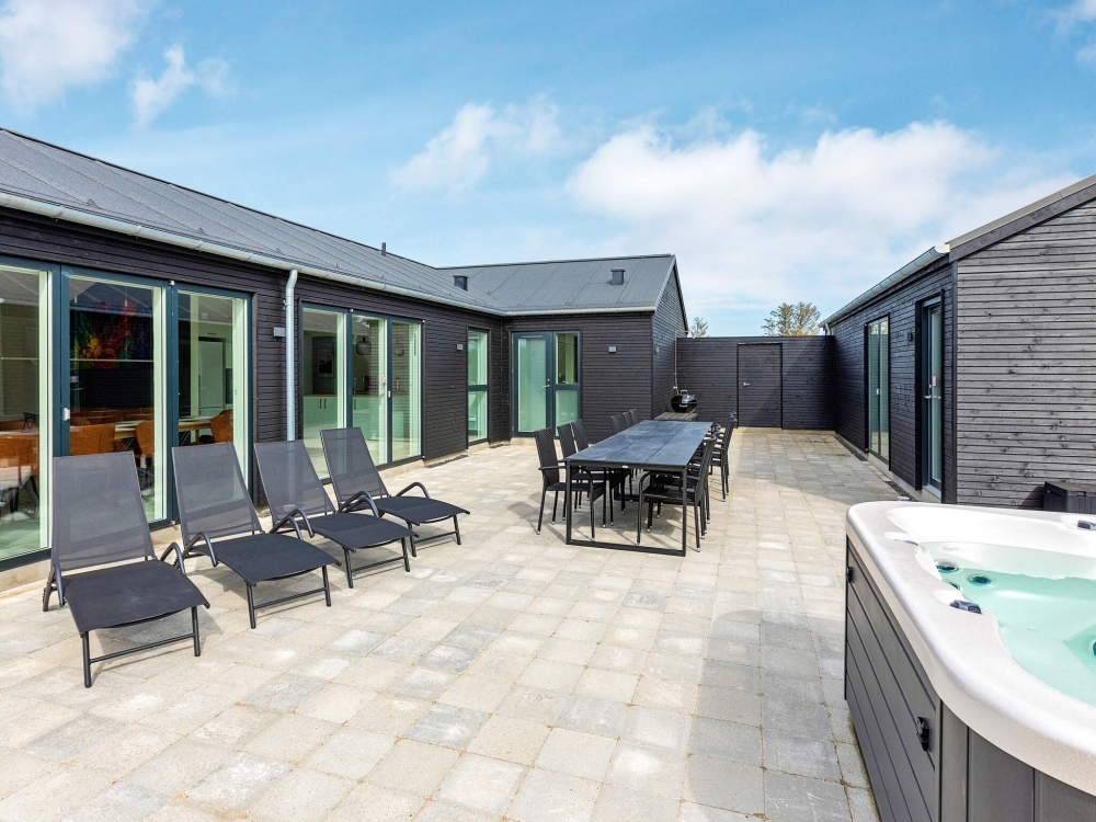 Njut av en grillkväll på terrassen i lyxstuga nr 651 i Nordjylland