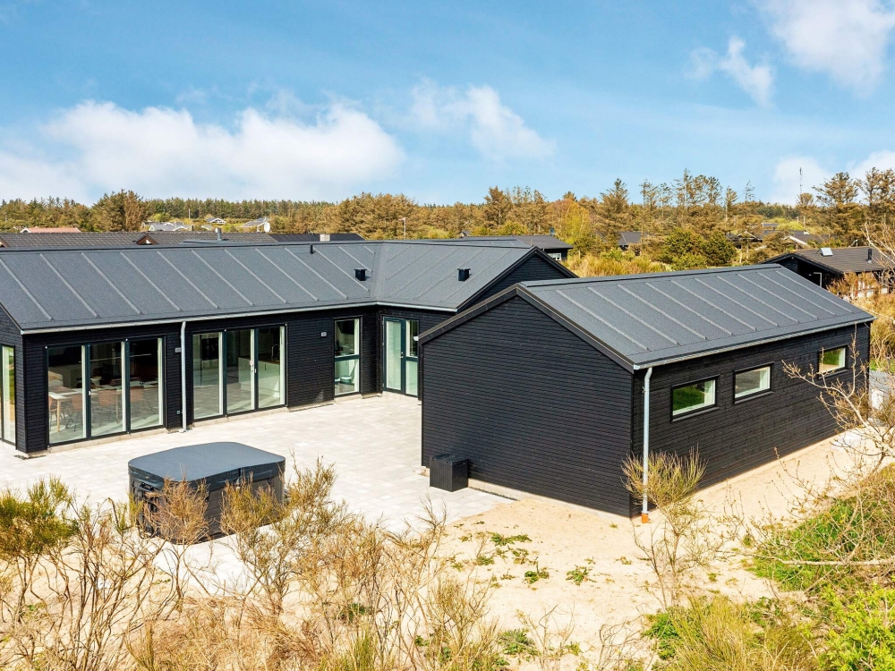 På terrassen i sommarhus nr 651 finns det plats för upp till 10 gäster.