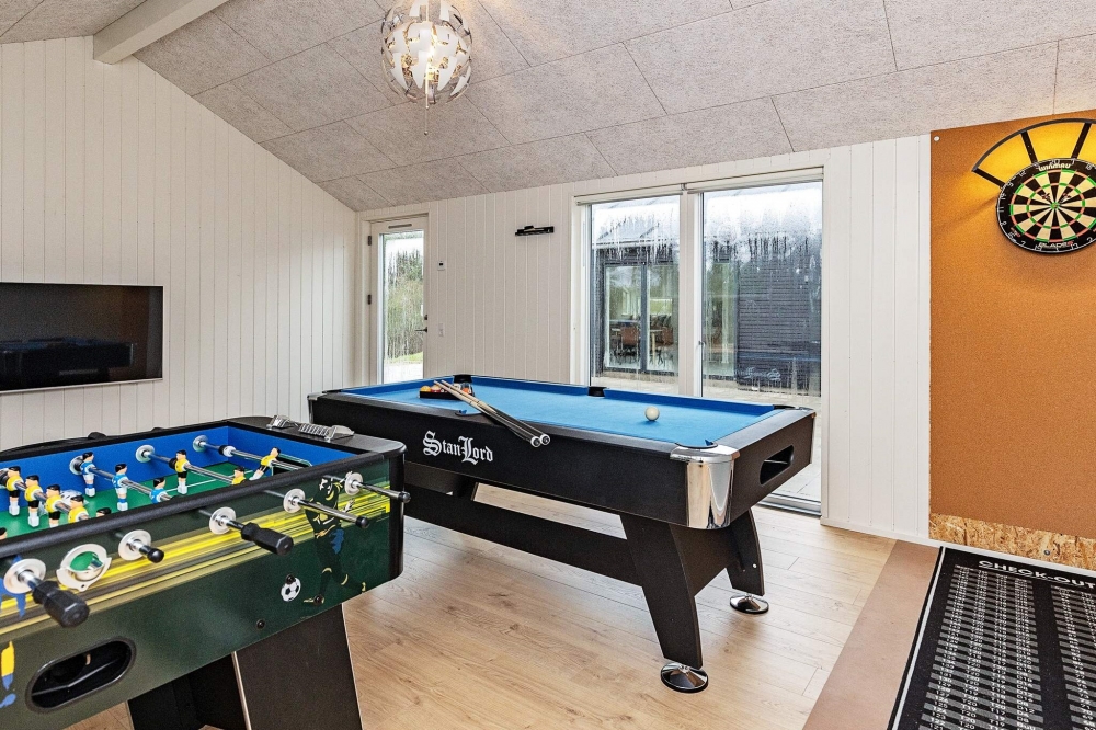 Förutom de många timmar som du kan tillbringa i stugans poolavdelning erbjuder lyxstuga 651 även biljard, bordtennis och dart