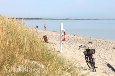 Stranden i närheten av lyxhus 652.