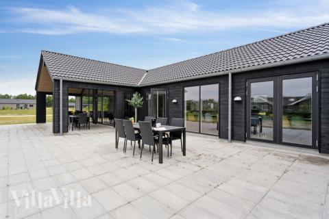 Njut av en grillkväll på terrassen i lyxstuga nr 653 i Vestjylland